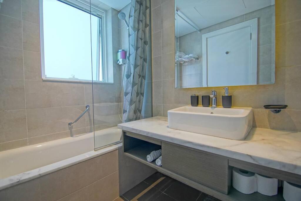 Luxury Hotel Apartment With A Canal View 두바이 외부 사진